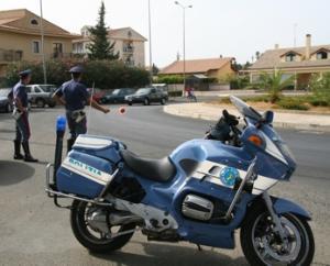 Uomo forza il posto di blocco, ma finiesce male!