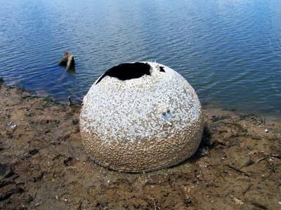 FOTO DEL GIORNO 3 AGOSTO 2011 : RECUPERATO FRAMMENTO DELLO SHUTTLE IN UN LAGO DEL TEXAS PROSCIUGATO DALLA SICCITà