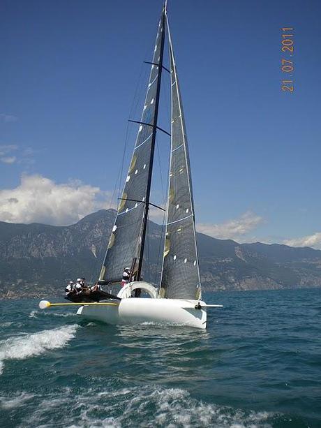 CENTOMIGLIA DEL GARDA - la barca a vela con la chiglia volante