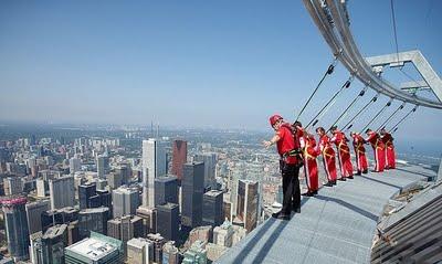 Sulla torre di Toronto il vuoto è un girotondo