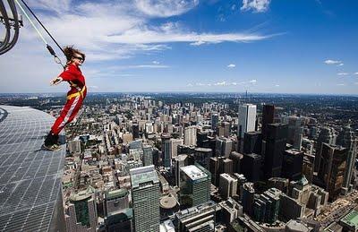 Sulla torre di Toronto il vuoto è un girotondo