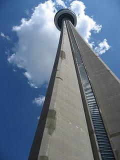 Sulla torre di Toronto il vuoto è un girotondo