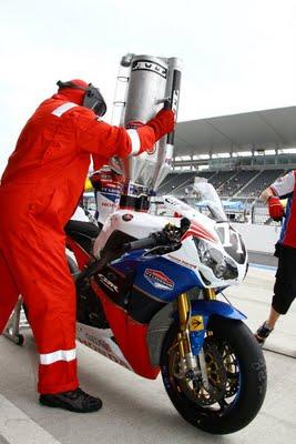 8 HOURS SUZUKA . THE WINNER CBR TT LEGENDS ENDURANCE TEAM