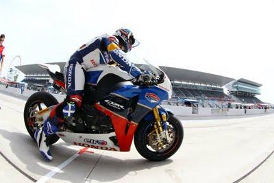 8 HOURS SUZUKA . THE WINNER CBR TT LEGENDS ENDURANCE TEAM