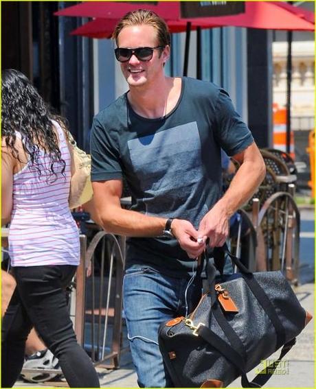 alexander-skarsgard-fan-friendly-nyc-02.jpg