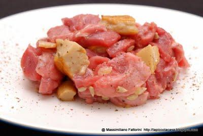 la carne cruda: tartare di vitello con funghi porcini, semi di girasole e sale rosa murray