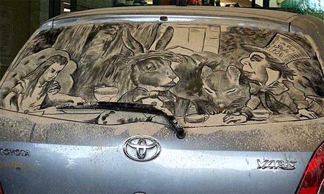 Dirty Car Art ovvero come trasformare un auto molto sporca in un arte.