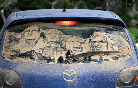 Dirty Car Art ovvero come trasformare un auto molto sporca in un arte.