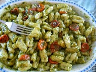 Gnocchi di patate al pesto e pomodorini confit