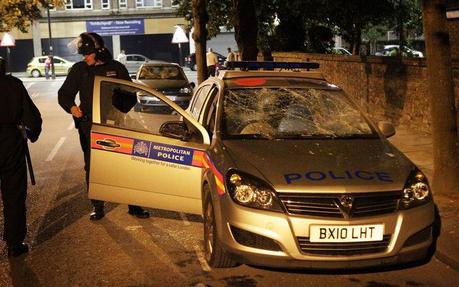 Ancora scontri a Londra. Anche i giocatori della Nazionale con i Poliziotti.