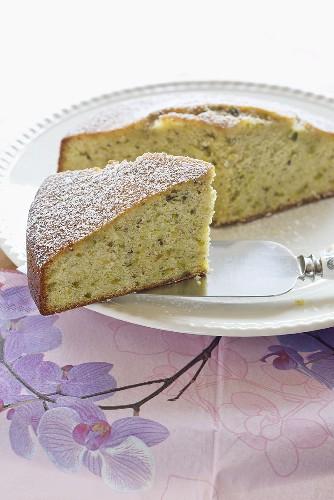 Torta allo yogurt speziata con pistacchi e cardamomo