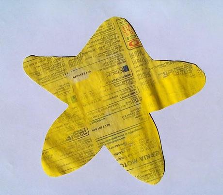Lavoretto di San Lorenzo: stelle con carta riciclata dall'elenco telefonico