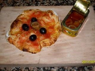 pizzetta con alici in salsa  piccante