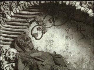 La morte può attendere: catacombe, mummie e cripte