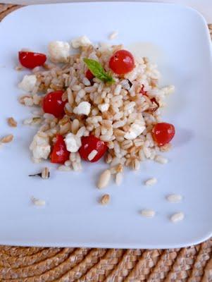 Fresca insalata ai tre cereali, feta e pinoli