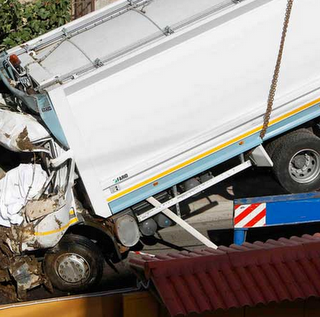 FOTO DEL GIORNO 10 AGOSTO 2011 : UN CAMION CADE IN UNA VORAGINE A NAPOLI