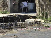 Foto giorno agosto 2011 camion cade voragine napoli