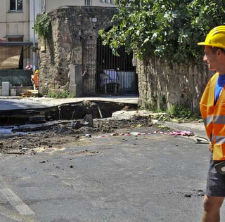 FOTO DEL GIORNO 10 AGOSTO 2011 : UN CAMION CADE IN UNA VORAGINE A NAPOLI