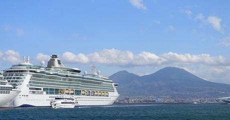 Vesuvio visto dal porto di Napoli con nave da crociera