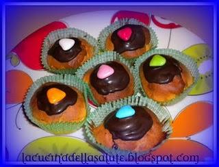 Mini cupcake alla marmellata di albicocche glassati al cioccolato