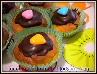 Mini cupcake alla marmellata di albicocche glassati al cioccolato