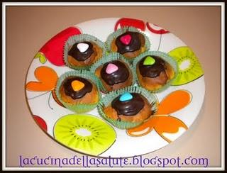 Mini cupcake alla marmellata di albicocche glassati al cioccolato