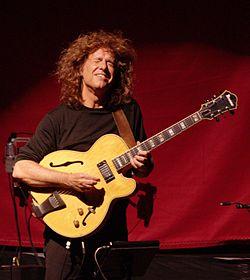 http://upload.wikimedia.org/wikipedia/commons/thumb/3/39/Pat_metheny_orch2.jpg/250px-Pat_metheny_orch2.jpg