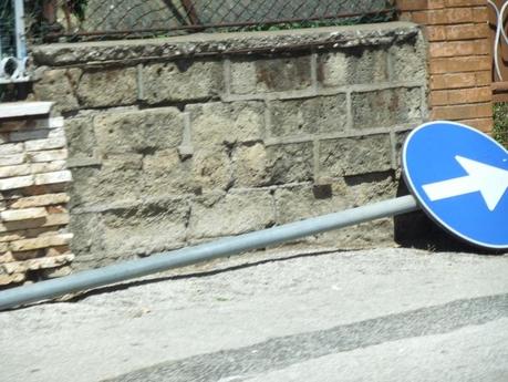 Quando la segnaletica verticale diventa orizzontale!