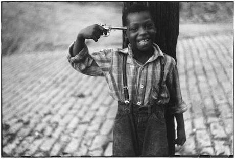 Elliott Erwitt ragazzo con la pistola Pittsburg pa 1950 