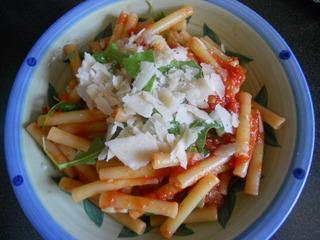 Penne pomodorini, rucola e scaglie di parmigiano