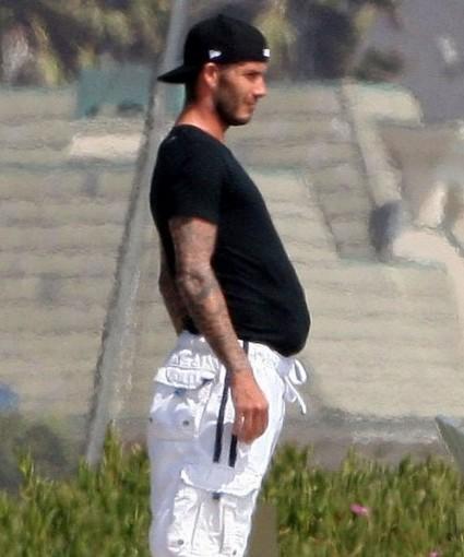 David Beckham ha il pancione: è finto o è incinto?