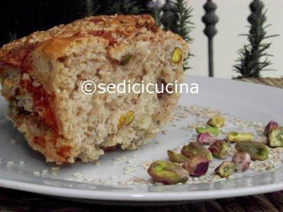 Ciambella salata con gorgonzola piccante, pistacchi e sesamo