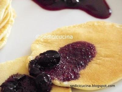 Pancakes con salsa ai mirtilli e sciroppo d'acero