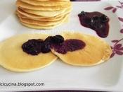 Pancakes salsa mirtilli sciroppo d'acero