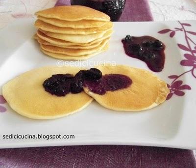 Pancakes con salsa ai mirtilli e sciroppo d'acero