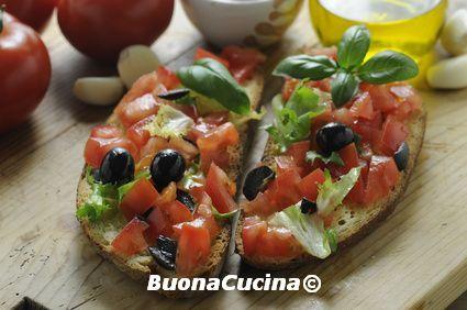 La bruschetta al pomodoro: un piatto semplice, ma conociuto in tutto il mondo, che piace a grandi e piccini…