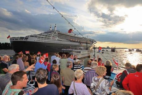 Queen Mary 2, ultimo scalo del 2011 ad Amburgo....