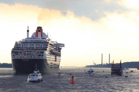 Queen Mary 2, ultimo scalo del 2011 ad Amburgo....