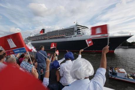 Queen Mary 2, ultimo scalo del 2011 ad Amburgo....