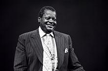 http://upload.wikimedia.org/wikipedia/commons/thumb/6/6e/Oscar_Peterson.jpg/220px-Oscar_Peterson.jpg