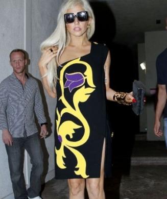 Lady Gaga in Versace e Christian Louboutin