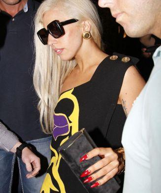 Lady Gaga in Versace e Christian Louboutin