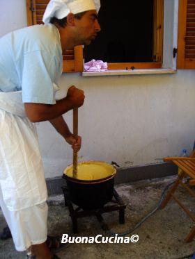 La Sagra del polentone alla Carbonara ( quella girata a mano con il bastone ) di Abbadia di Naro…