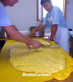 La Sagra del polentone alla Carbonara ( quella girata a mano con il bastone ) di Abbadia di Naro…