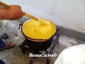 La Sagra del polentone alla Carbonara ( quella girata a mano con il bastone ) di Abbadia di Naro…
