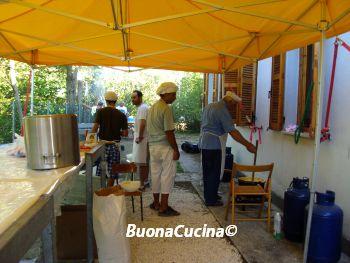 La Sagra del polentone alla Carbonara ( quella girata a mano con il bastone ) di Abbadia di Naro…