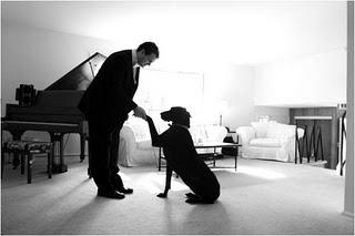 Estate tempo di repliche. Foto di famiglia con cane