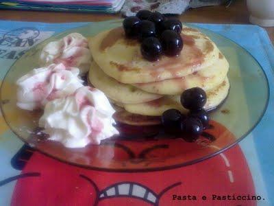 PANCAKE CON FARINA DI KAMUT E SALSA ALLE AMARENE