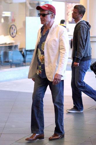 Robert Reford in aeroporto con un look tutto storto