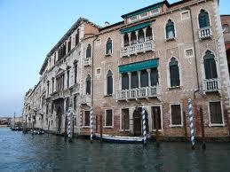 Venezia dove i grandi palazzi dei Dogi da sempre si specchiano nei canali